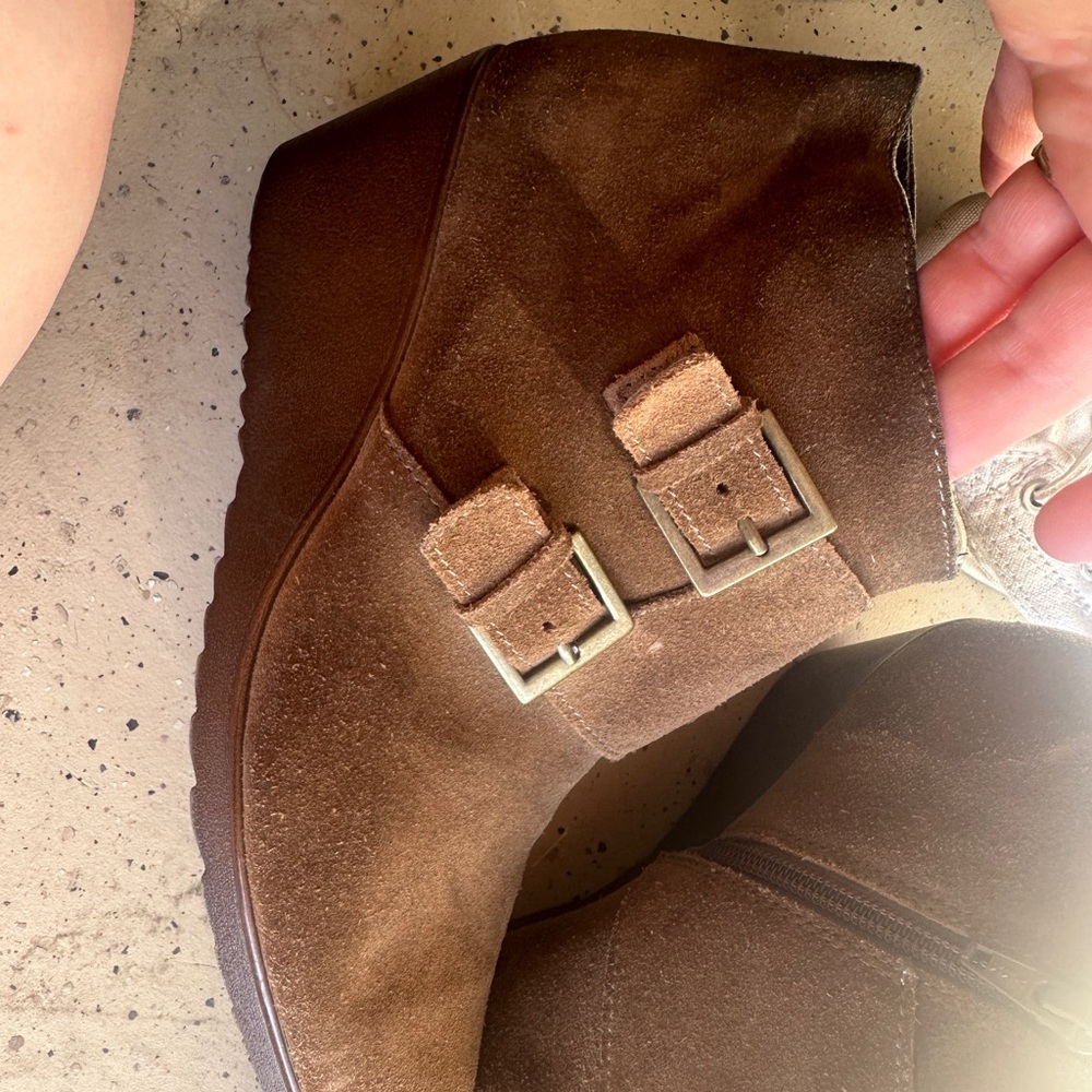 Munro booties in brown suede 8 wide
